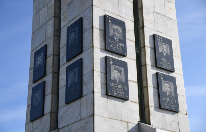 Игорь Руденя возложил цветы к Обелиску Победы в Удомле