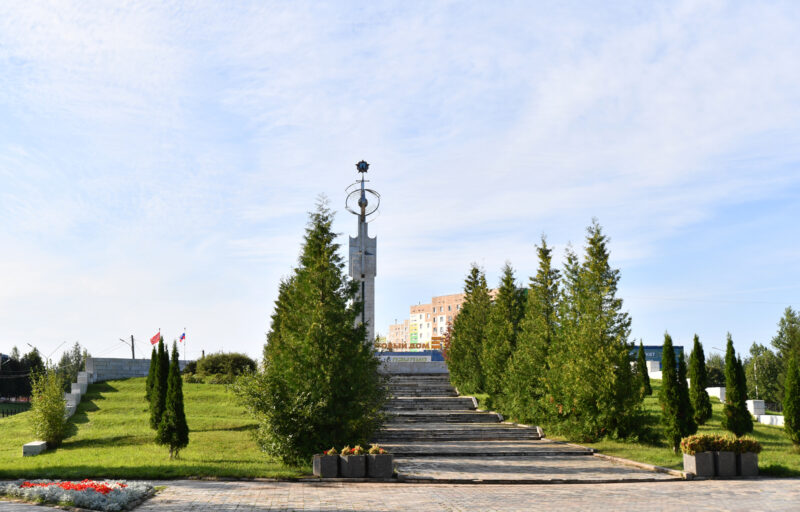 Игорь Руденя возложил цветы к Обелиску Победы в Удомле