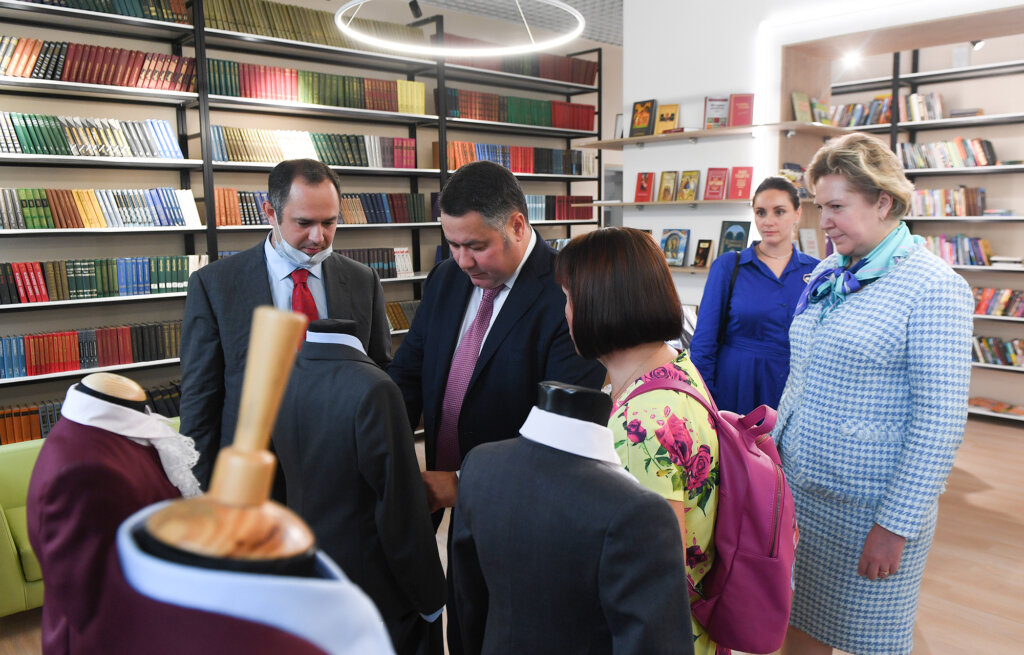 В Тверской области для детей из многодетных семей началась бесплатная выдача школьной формы В Тверской области для детей из многодетных семей началась бесплатная выдача школьной формы