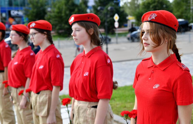 Игорь Руденя возложил цветы к Обелиску Победы в Удомле