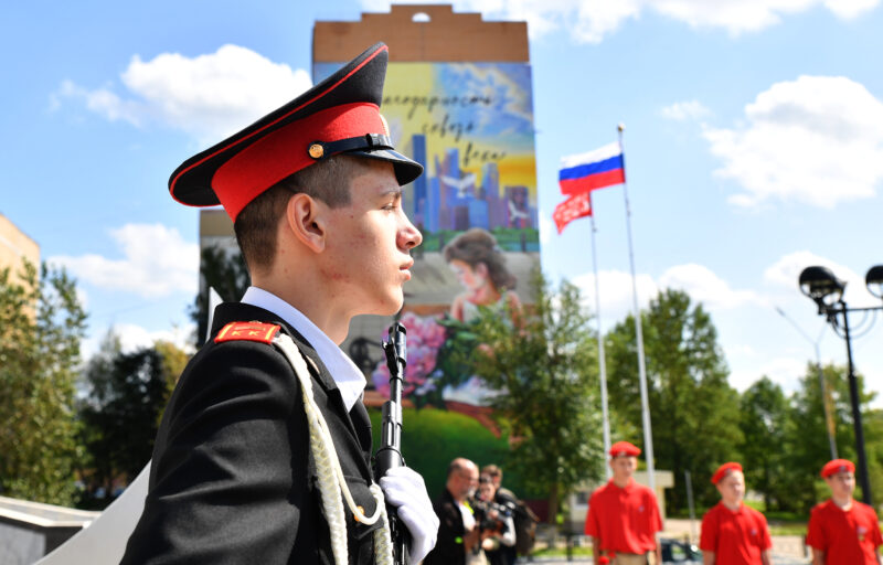 Игорь Руденя возложил цветы к Обелиску Победы в Удомле