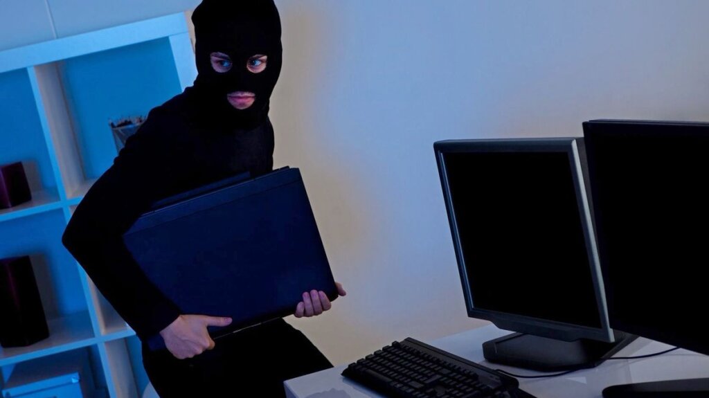 В Тверской области хозяйка застал в своем доме грабителя