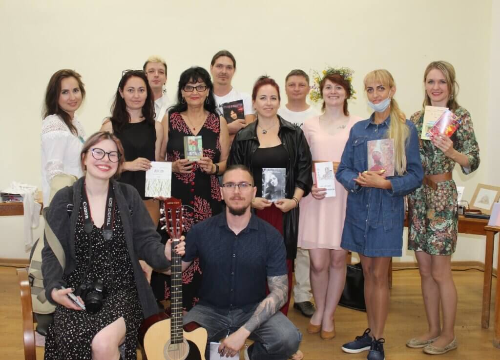 Книжный калейдоскоп: тверские поэты провели литературный вечер в Горьковке Книжный калейдоскоп: тверские поэты провели литературный вечер в Горьковке