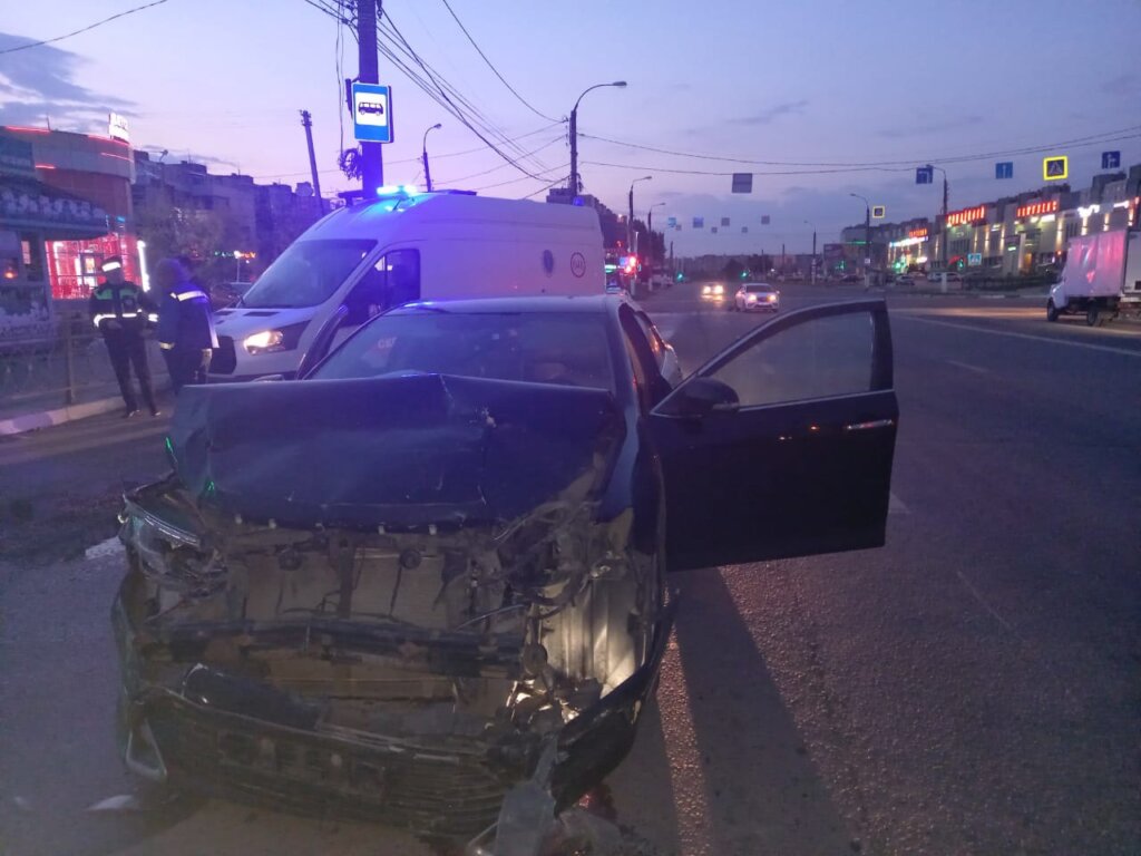 В Твери ночью столкнулись две легковушки
