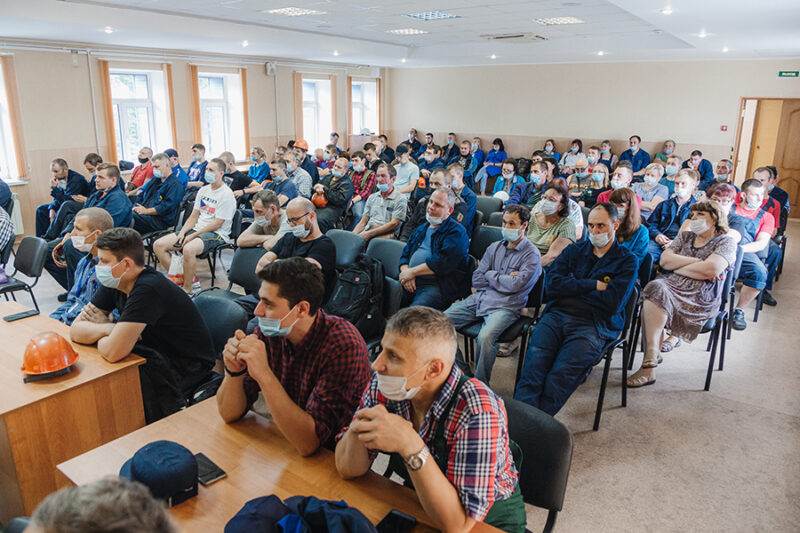 Работники Тверского вагонзавода задали врачу вопросы о вакцинации Работники Тверского вагонзавода задали врачу вопросы о вакцинации