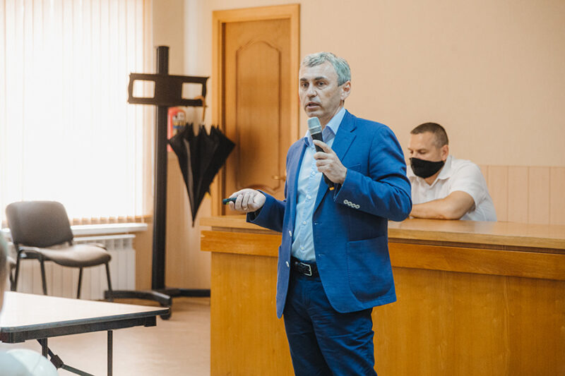 Работники Тверского вагонзавода задали врачу вопросы о вакцинации Работники Тверского вагонзавода задали врачу вопросы о вакцинации