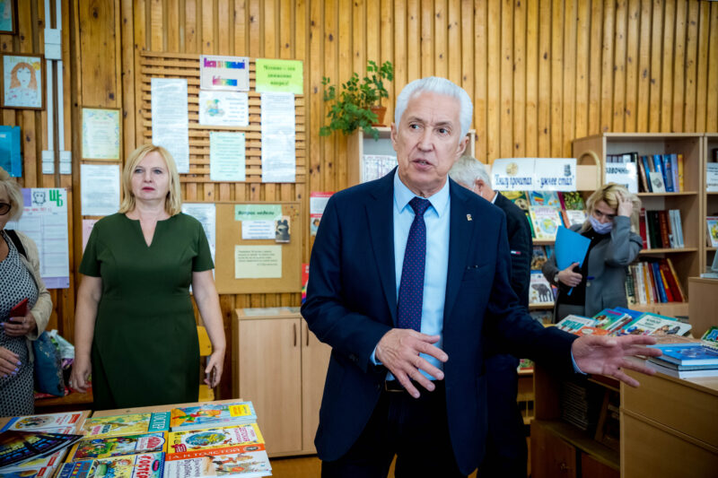 Владимир Васильев проверил, как тверская школа готовится к 1 сентября