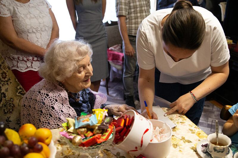 Спасибо, что вдохновляете: ветеран Великой Отечественной войны Зоя Андреева отметила столетний юбилей