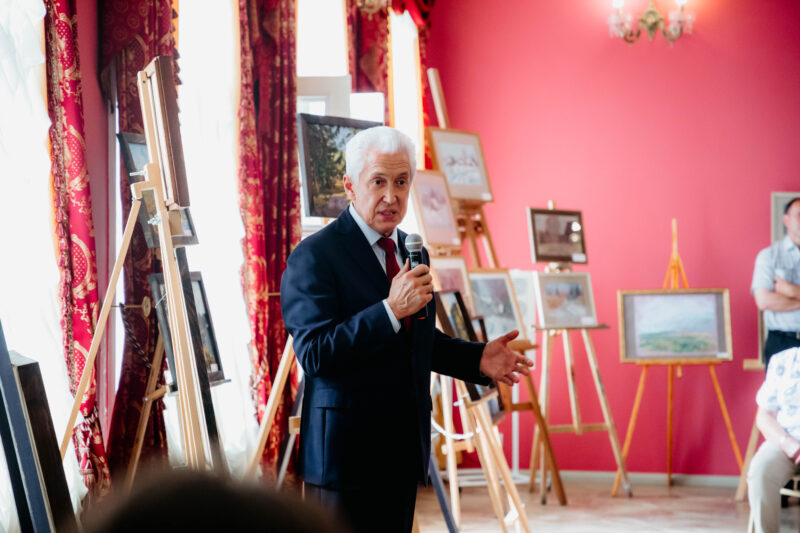 Во время визита в Тверскую область Владимир Васильев встретился с творческим сообществом Торжка