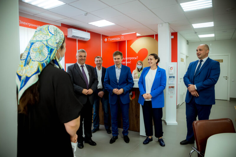 Юлия Саранова поучаствовала в открытии МФЦ и получила приглашение в школьную волейбольную команду За документом - как на праздник