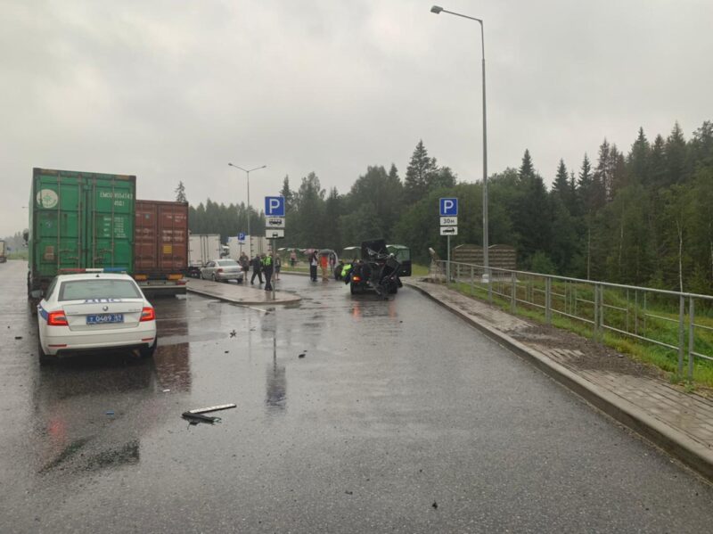 В Тверской области мерседес разлетелся на куски В Тверской области мерседес разлетелся на куски