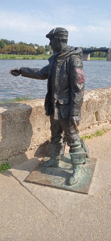 Бронзовый рыбак с тверской набережной обзавёлся нежеланной татуировкой