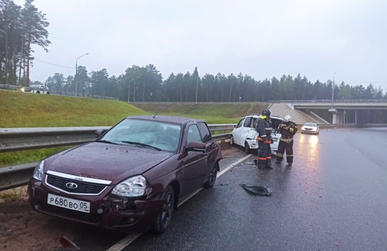 На развязке под Тверью водитель «Приоры» не заметил ограждение, а водитель иномарки его