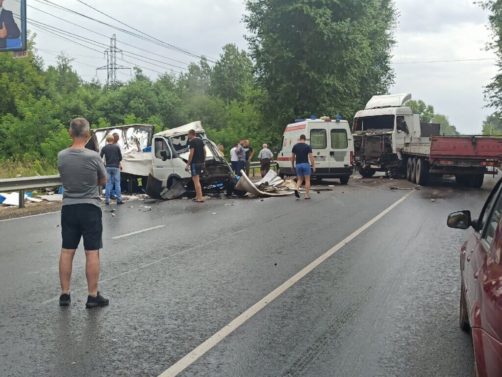 В Тверской области столкнулись фура и "Газель"