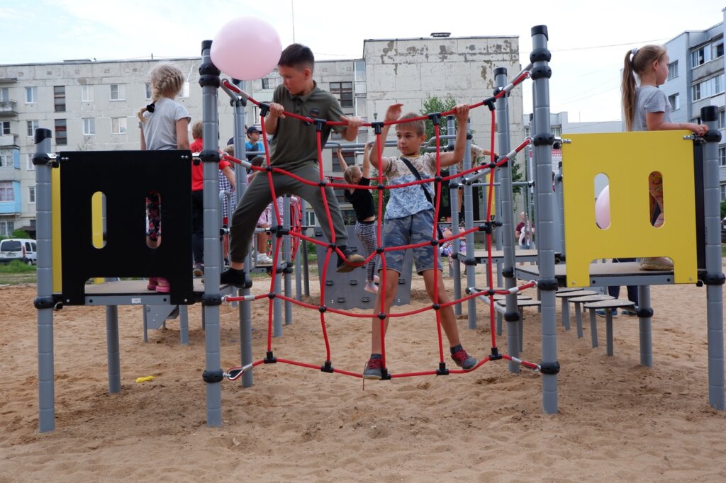 Новая спортивно-игровая площадка появилась в Лихославле Новая спортивно-игровая площадка появилась в Лихославле
