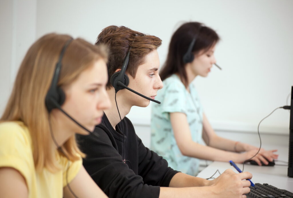 Для агрегатора "Около" "Ростелеком" запустил услугу контакт-центра