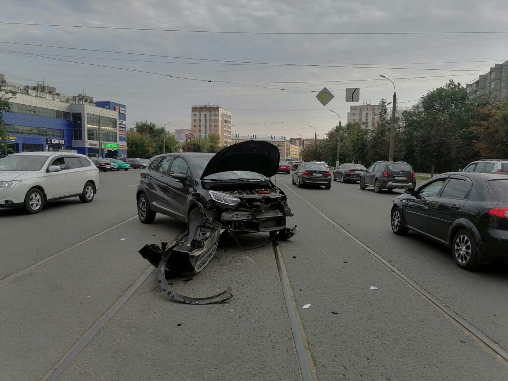 В Твери иномарка столкнулась с мотоциклом