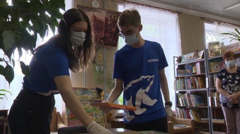 Тверские волонтеры подарили книги детской библиотеке