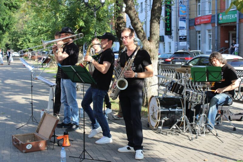 Жители Твери могут начать вечер пятницы под зажигательную живую музыку Жители Твери могут начать вечер пятницы под зажигательную живую музыку