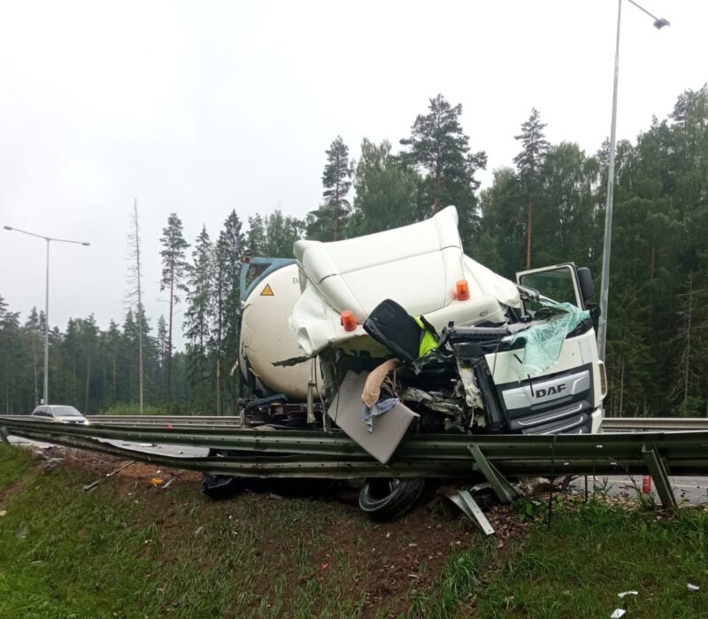 На трассе под Тверью фура разбилась всмятку
