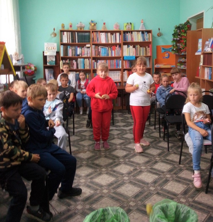 Воспитанники детского лагеря отметили Яблочный Спас в библиотеке Западной Двины Воспитанники детского лагеря отметили Яблочный Спас в библиотеке Западной Двины