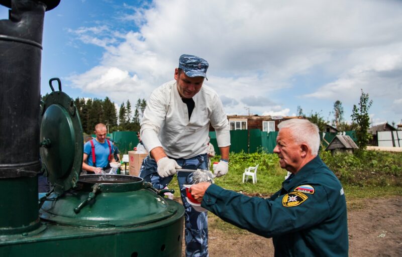 В Андреаполе восстанавливают линию электропередачи на улице Промысловая