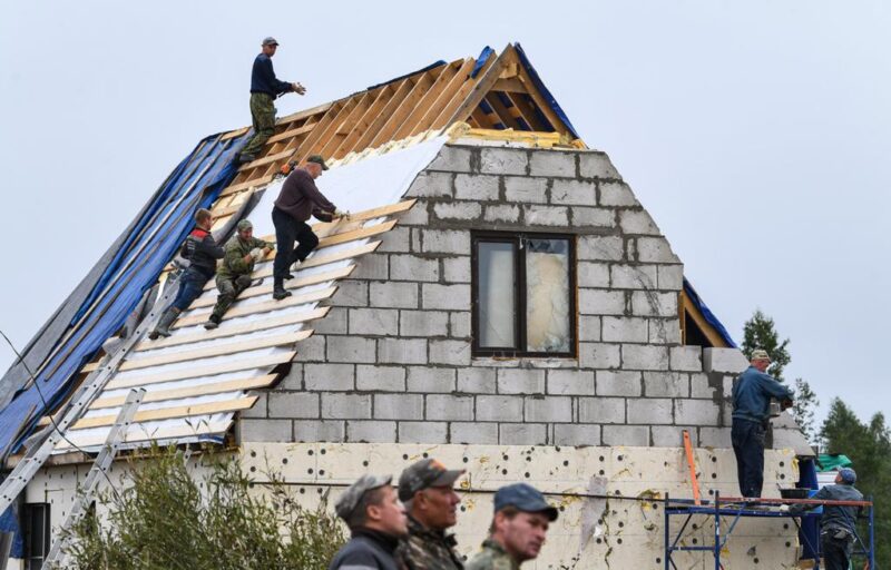 В Андреаполе помогают пострадавшим от урагана людям В Андреаполе помогают пострадавшим от урагана людям