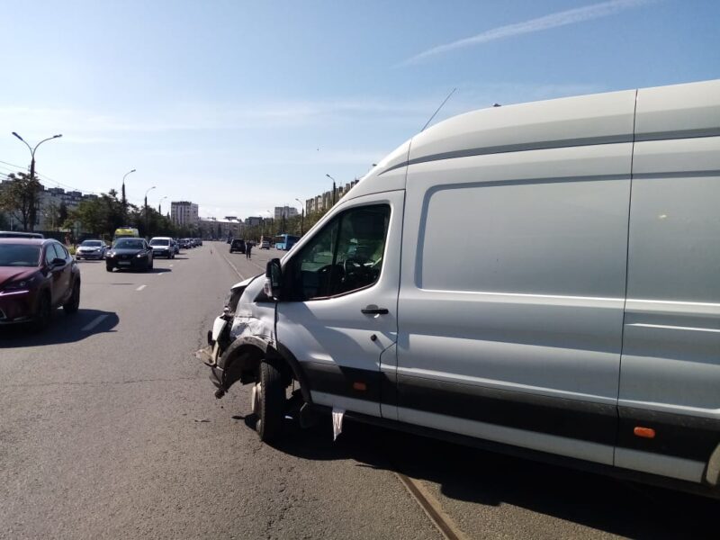 В Твери у ТЦ "Олимп" столкнулись две машины