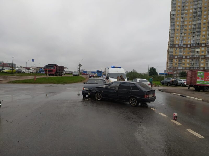 В Твери водитель сломал ребра при столкновении ВАЗов В Твери водитель сломал ребра при столкновении ВАЗов