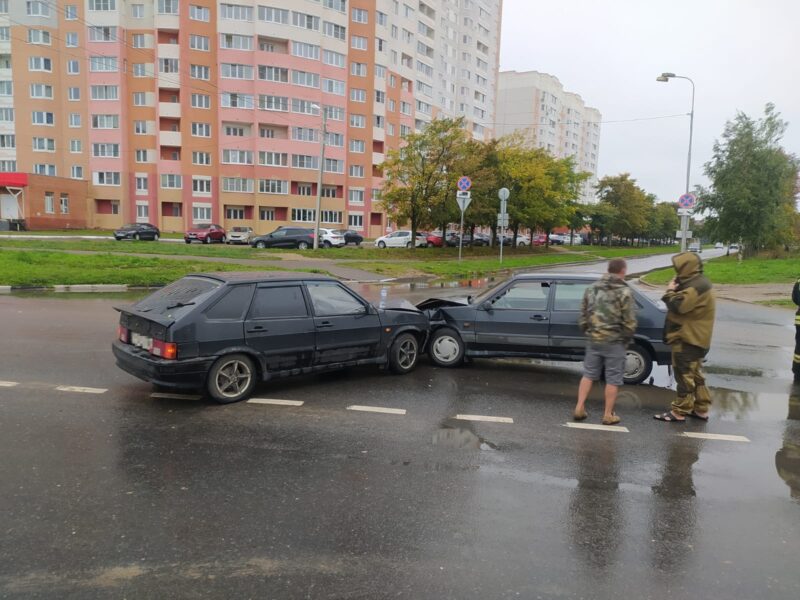 В Твери водитель сломал ребра при столкновении ВАЗов