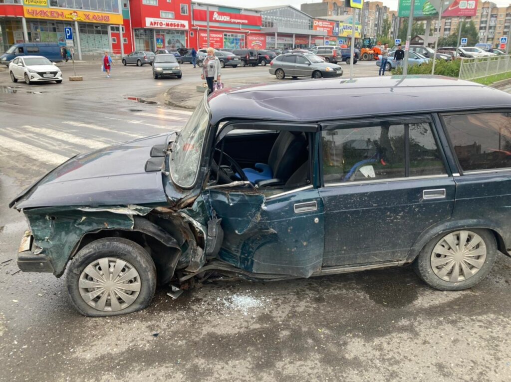 В Тверской области столкнулись сразу три машины В Тверской области столкнулось сразу три машины