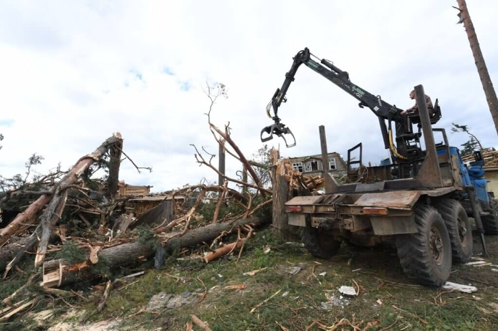 Губернатор поручил приобрести жилье для андреапольцев, дома которых были разрушены в результате стихии Разрушительный ураган: как в Андреаполе борются с последствиями непогоды