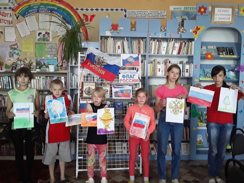 В трех библиотеках Западной Двины посетителям рассказали о флаге России В трех библиотеках Западной Двины посетителям рассказали о флаге России