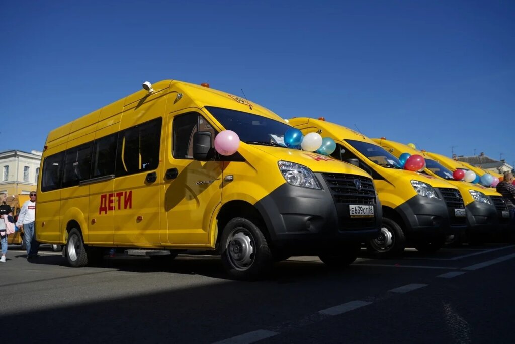 Игорь Руденя: Для школы Ржевского района купят 2 школьных автобуса