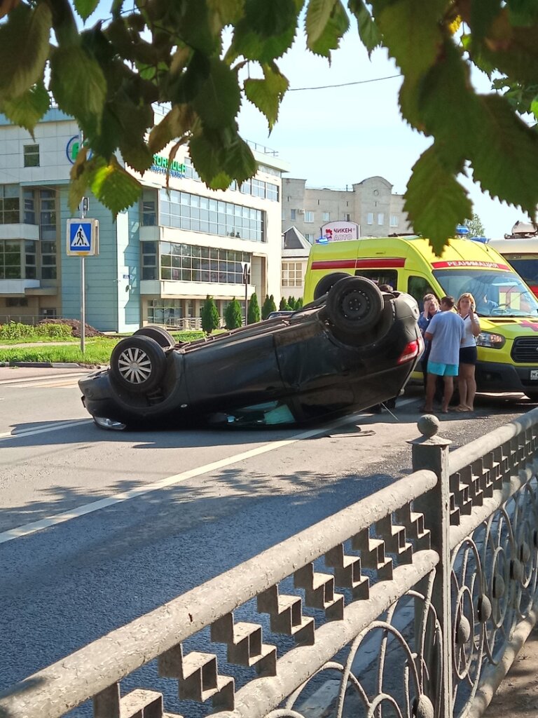 В Твери иномарка "легла" на крышу