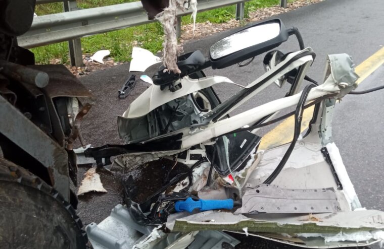 На трассе под Тверью фура разбилась всмятку