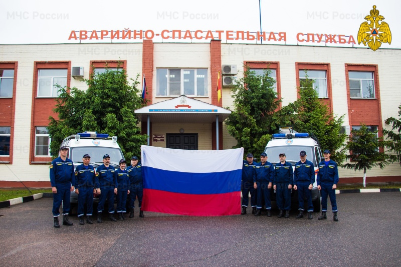 Сотрудники МЧС Тверской области присоединилось к празднованию Дня флага России