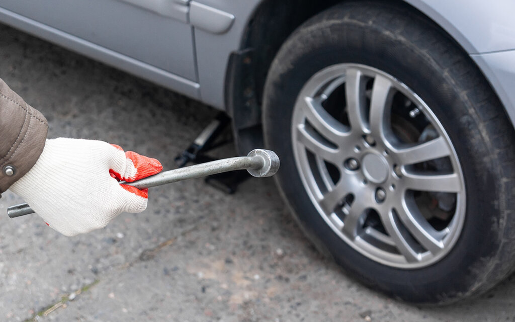 Житель Тверской области поставил на автомобиль брата краденные колеса