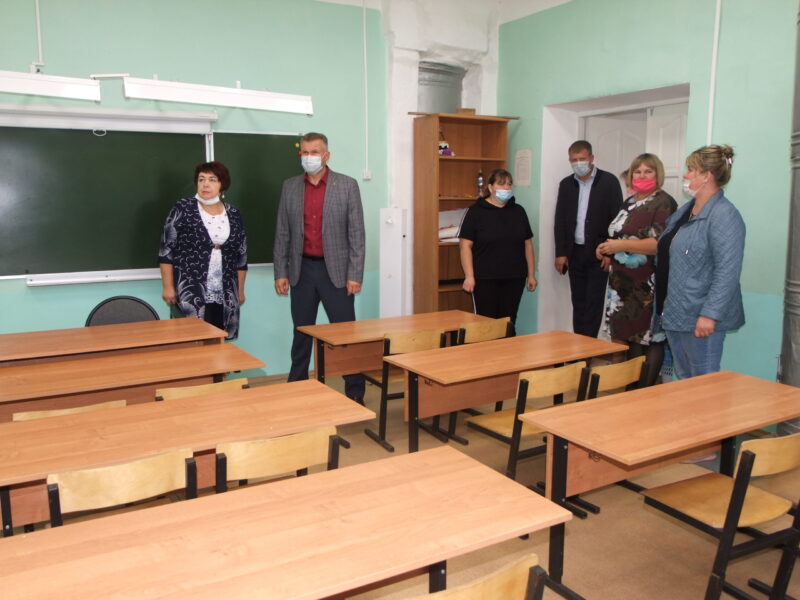 Глава Торопецкого района проверил все кабинеты школы перед началом учебного года Глава Торопецкого района проверил все кабинеты школы перед началом учебного года