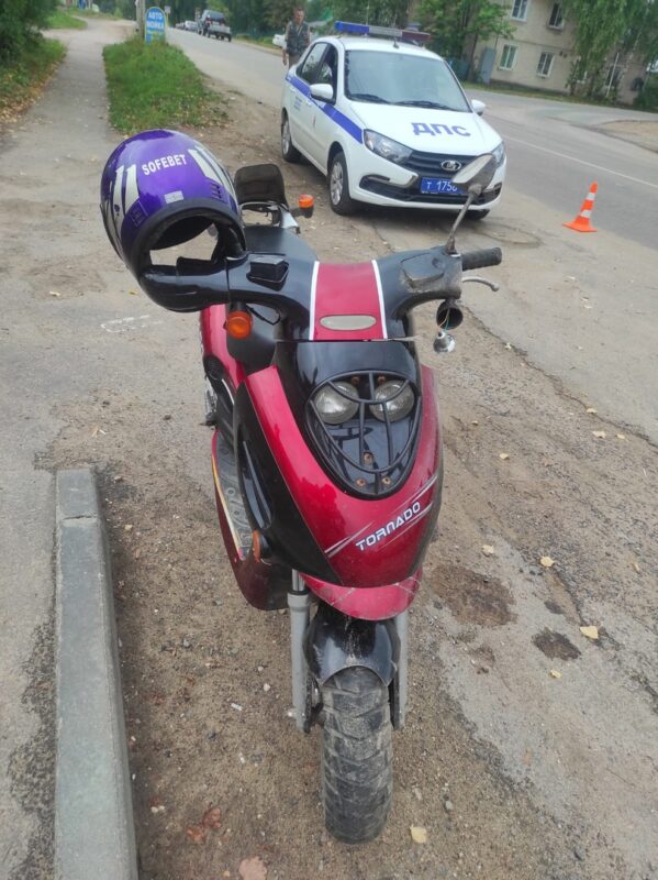 В Кашине мужчина опрокинулся на мопеде