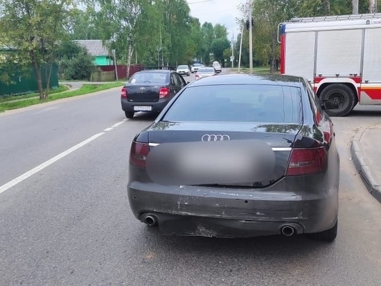 В Твери иномарку после ДТП отбросило на пожилую женщину, которая переходила дорогу