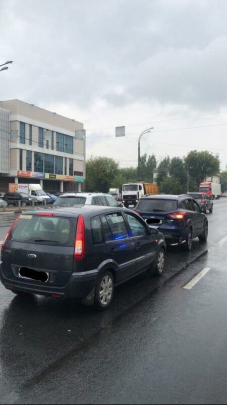 В Твери столкнулись два "Форда"