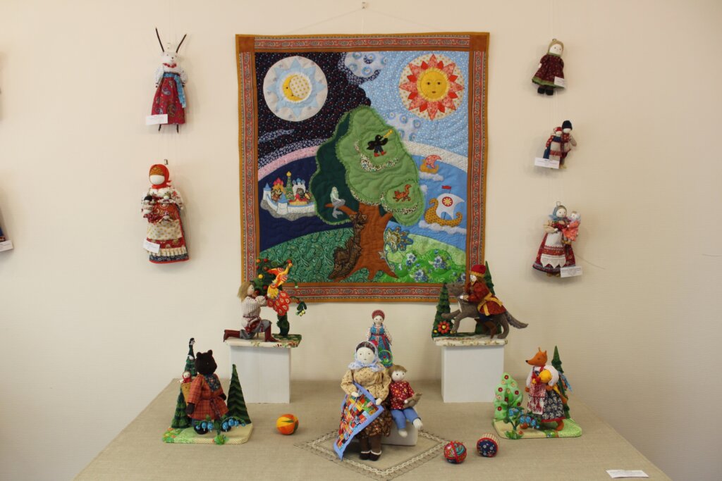 В Тверской области проходит добрая и душевная выставка кукол