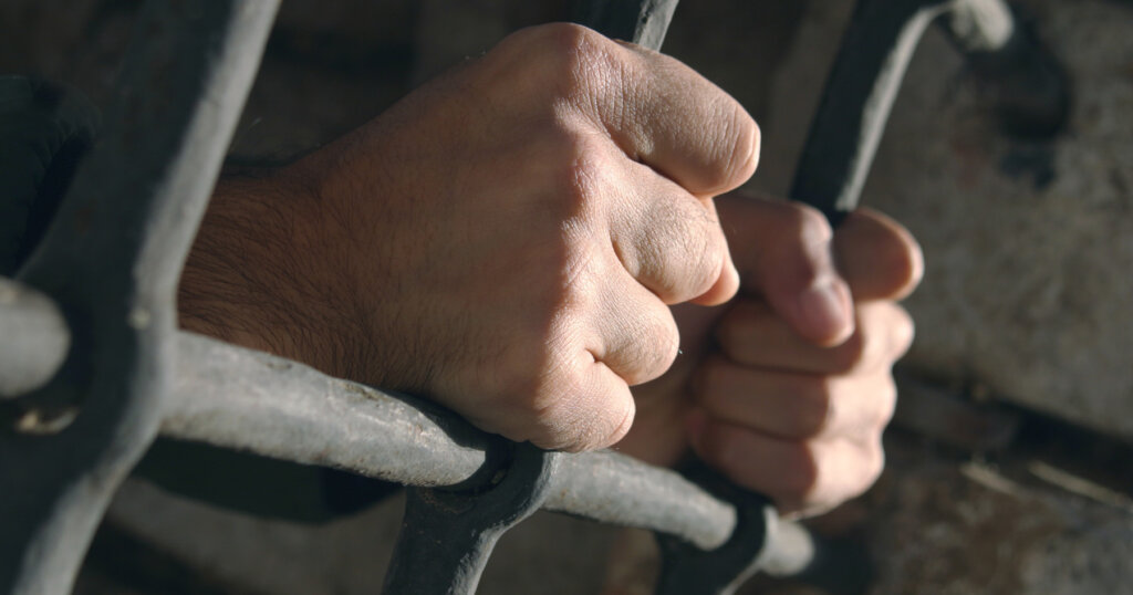 В Тверской области мужчина оказался в суде за кражу телефона и пачки сигарет В Тверской области мужчина оказался в суде за кражу телефона и пачки сигарет