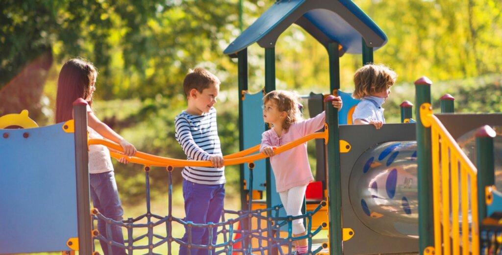 В Вышнем Волочке торжественно открыли детские площадки