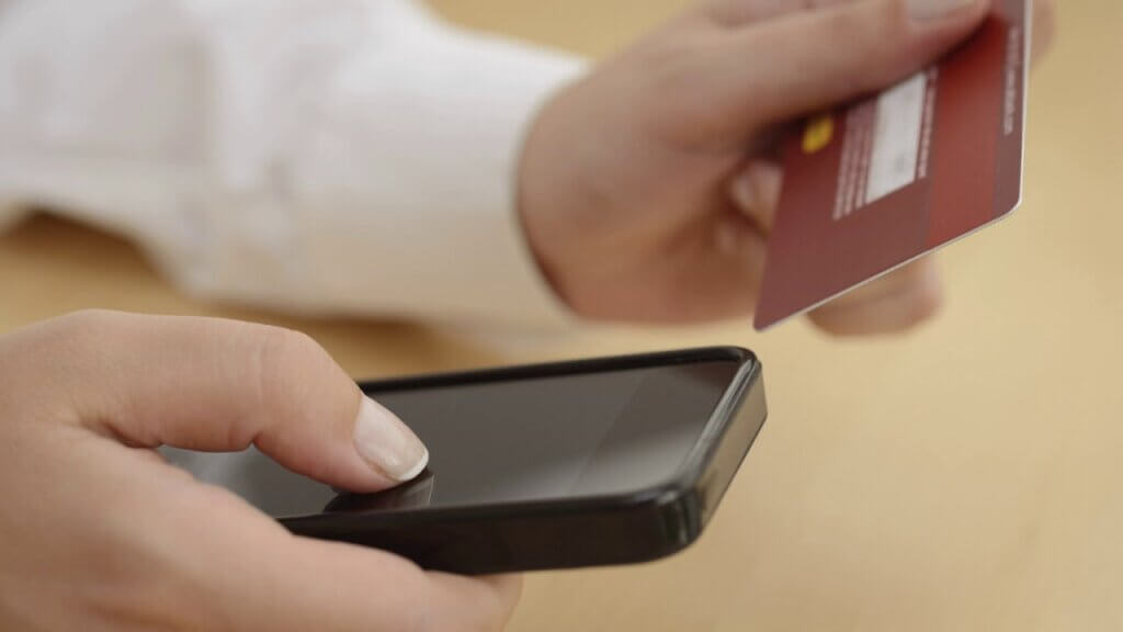 Жительнице Тверской области назвала реквизиты своей карты и лишилась крупной суммы денег