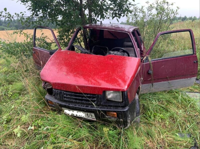 В Тверской области отечественная машина оказалась в кювете В Тверской области отечественная машина оказалась в кювете