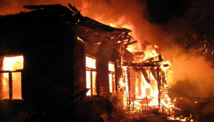 В Кимрах пожарные вынесли мужчину из горящего дома