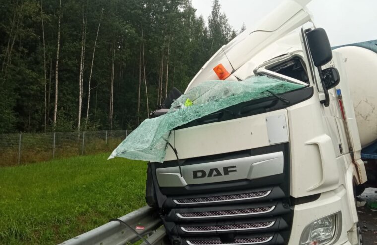 На трассе под Тверью фура разбилась всмятку