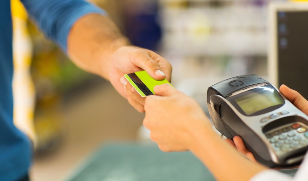 В Тверской области мужчина нашел на улице чужую карту и пошел с ней по магазинам